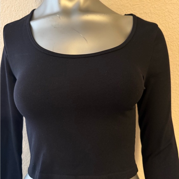 Elegant Black Long Sleeve Crop Top - Picture 2 of 8
